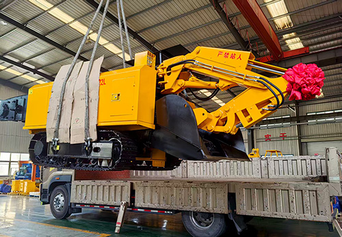 山东东达机电自主研发的矿用扒渣机成功装车发货